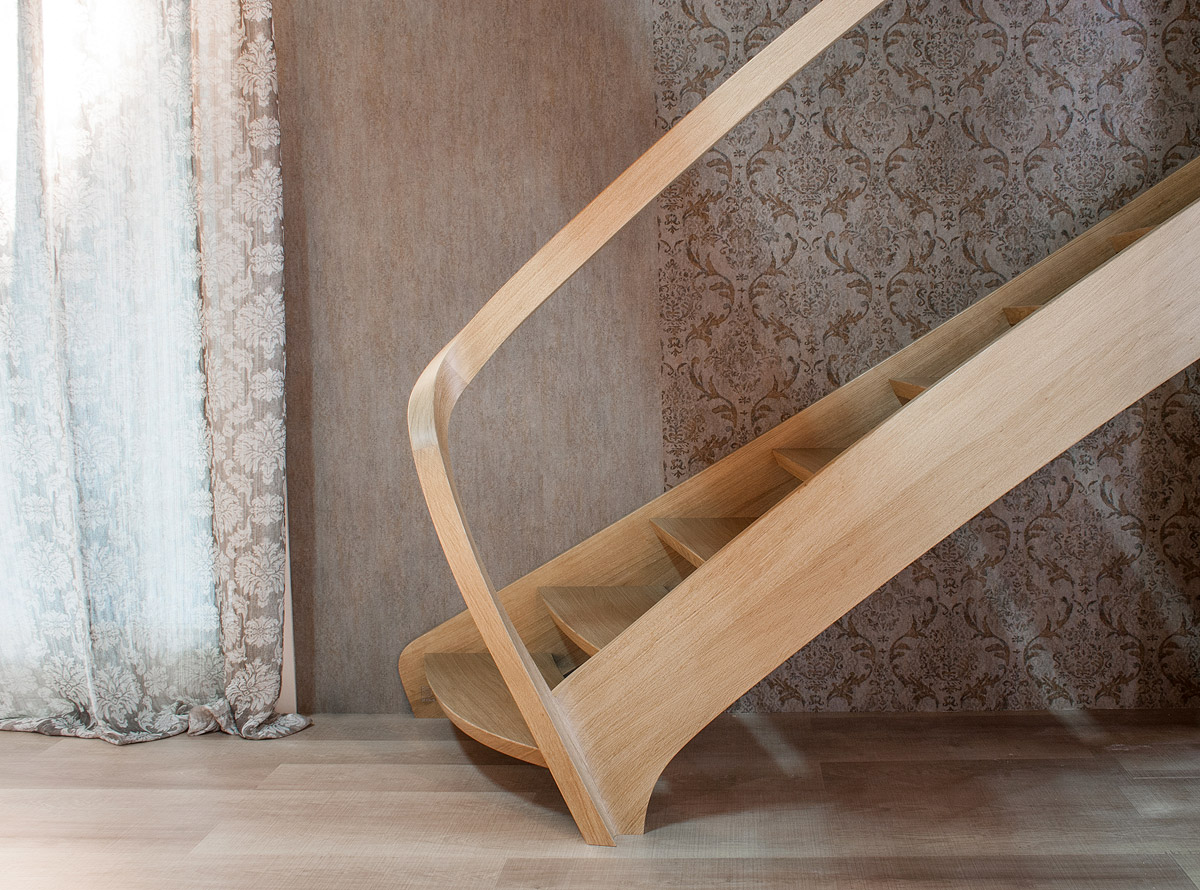 Scala in legno con curve