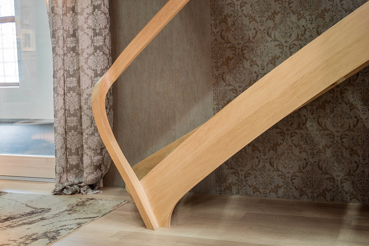 Scala in legno con curve