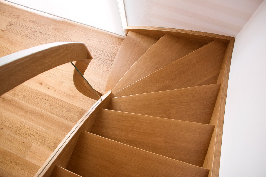 Scala curva in rovere
