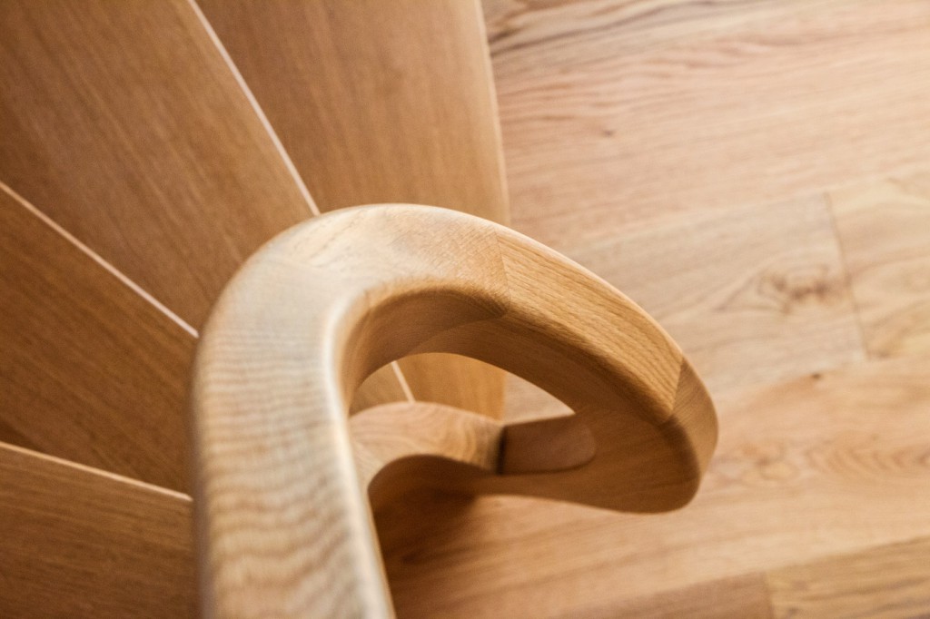 Scala curva in rovere