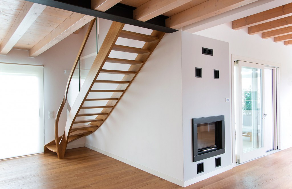 Scala curva in rovere