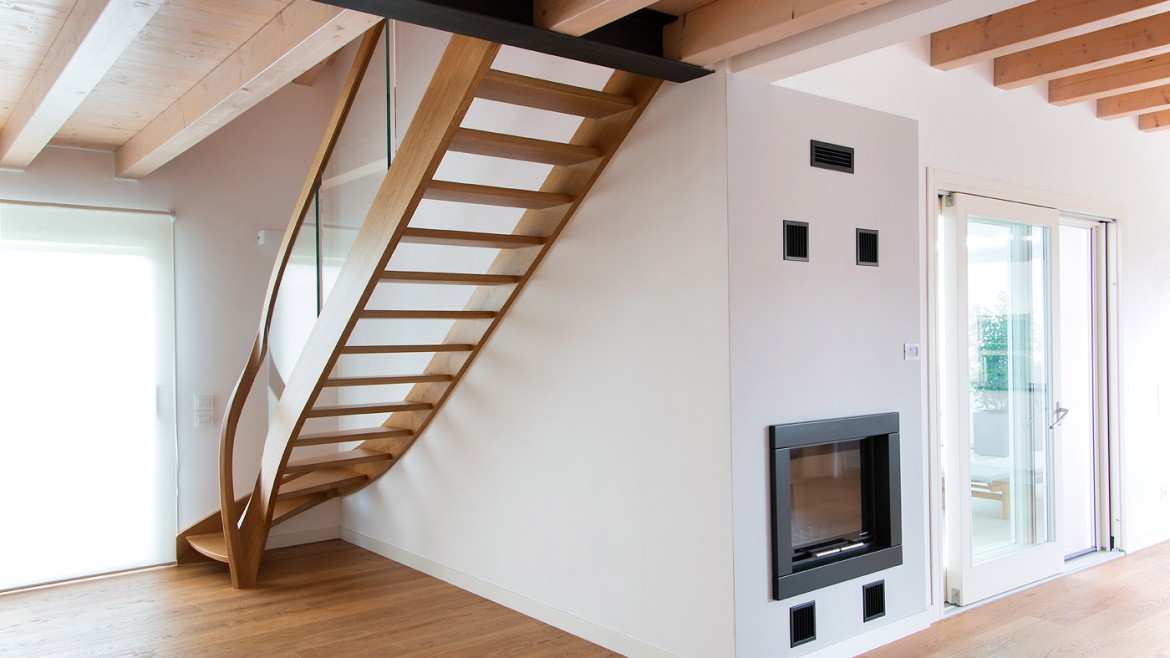 Scala curva in rovere