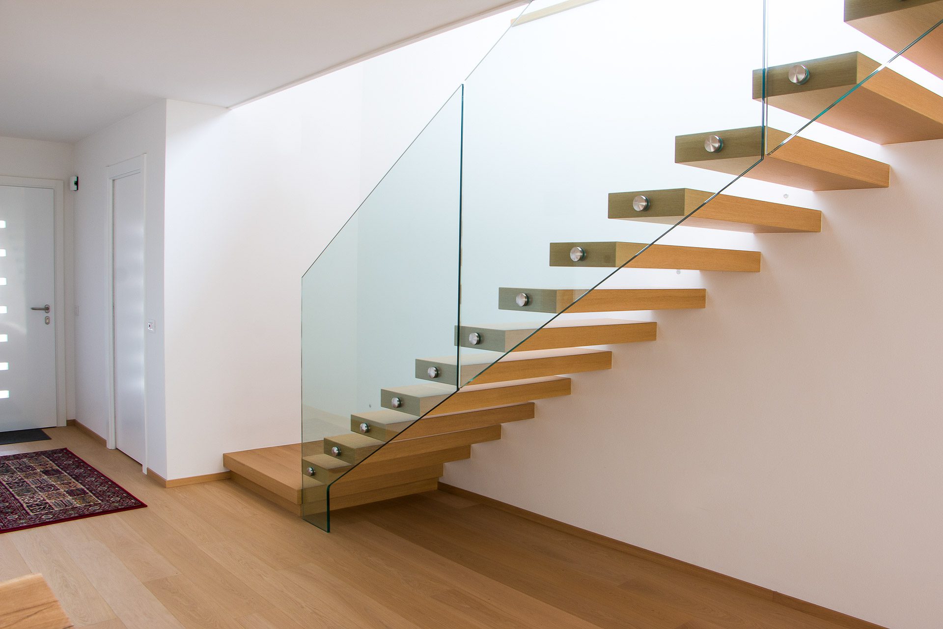 Scala con gradini a sbalzo in rovere