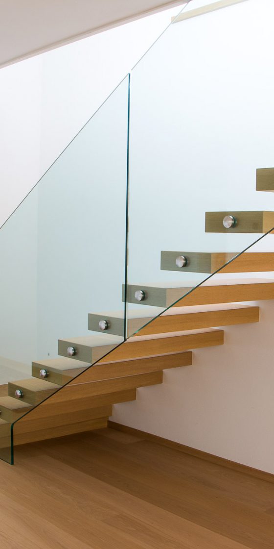 Scala con gradini a sbalzo in rovere