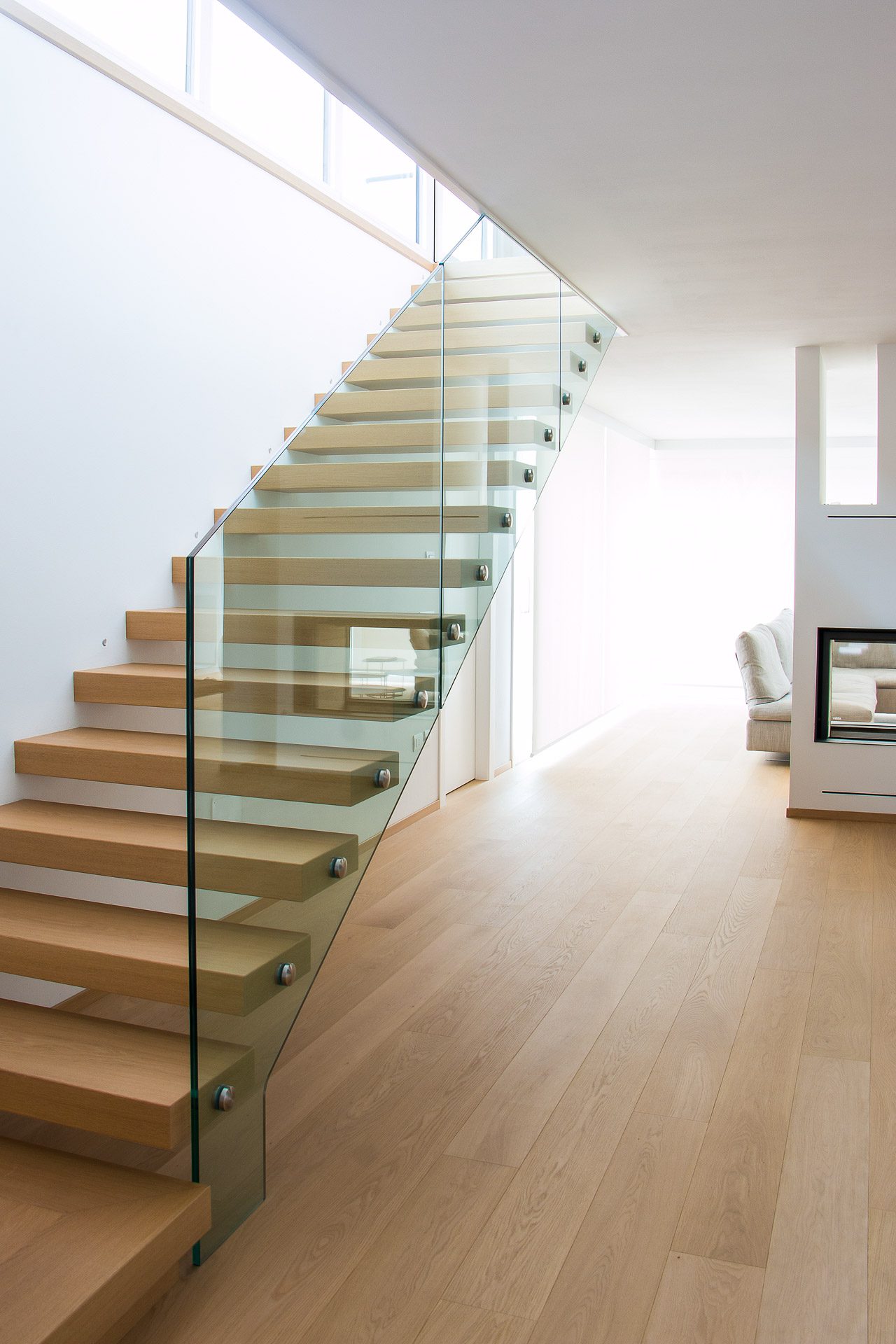 Scala con gradini a sbalzo in rovere
