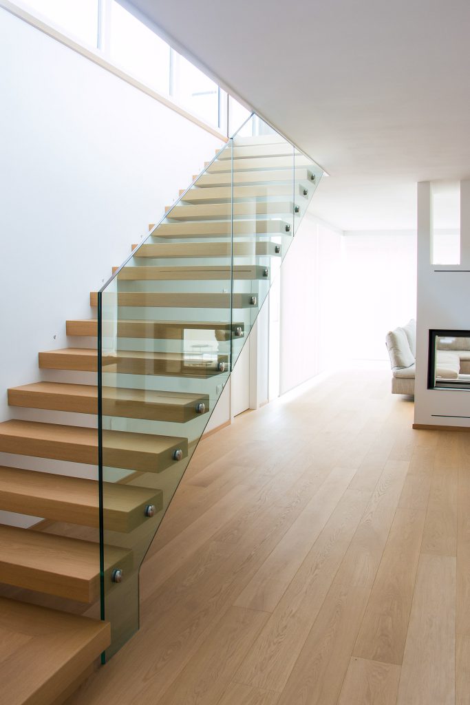 Staircase with cantilevered steps in oak - De Stalis Scale