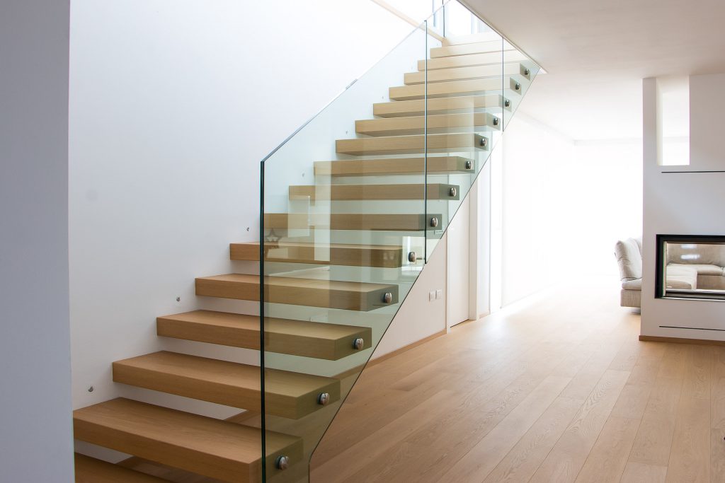 Scala con gradini a sbalzo in rovere