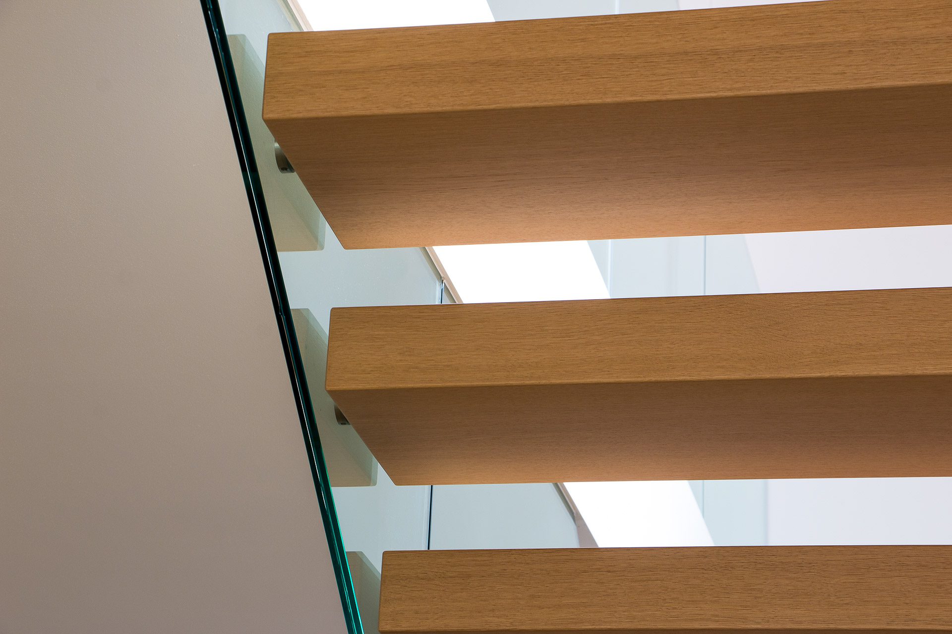 Scala con gradini a sbalzo in rovere