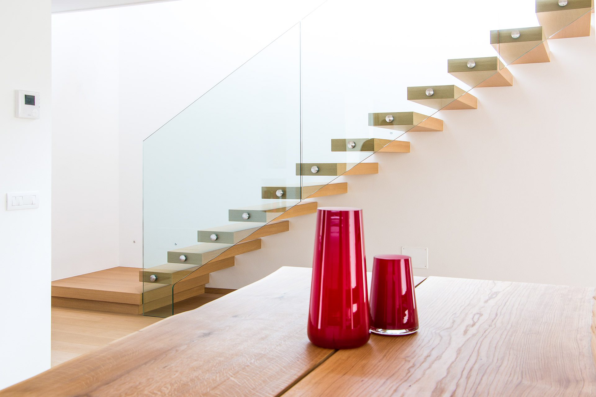 Scala con gradini a sbalzo in rovere