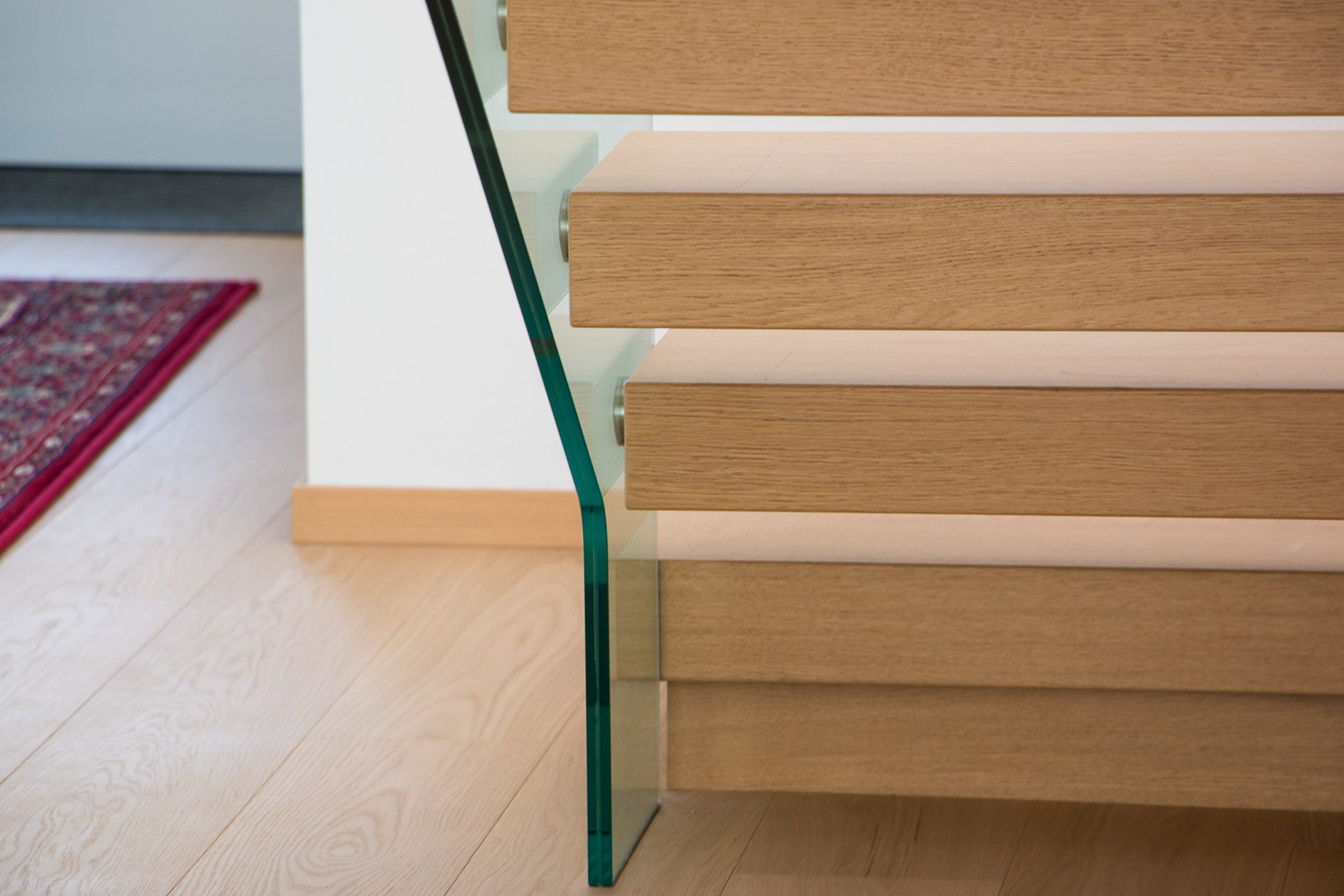 Scala con gradini a sbalzo in rovere
