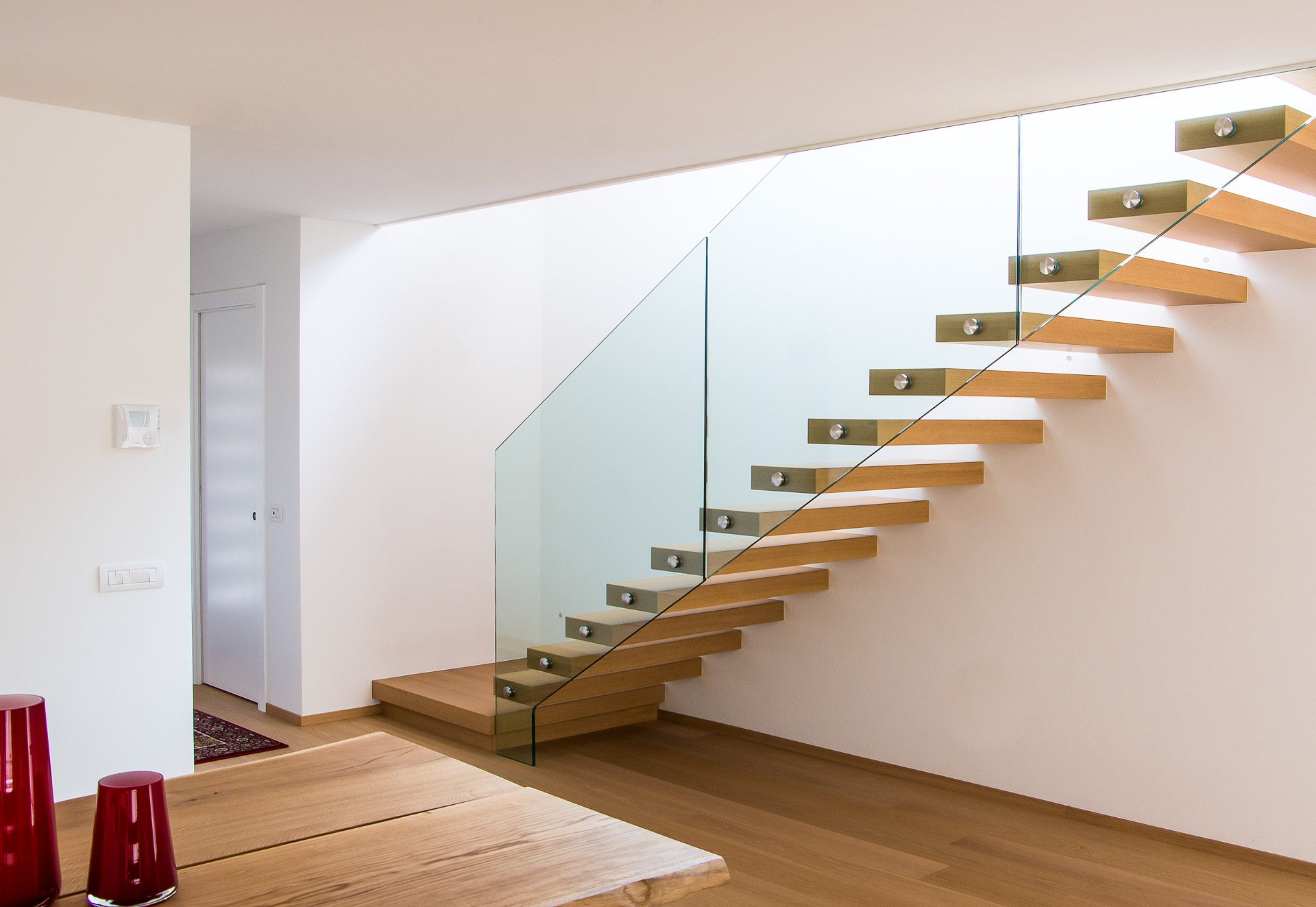 Scala con gradini a sbalzo in rovere