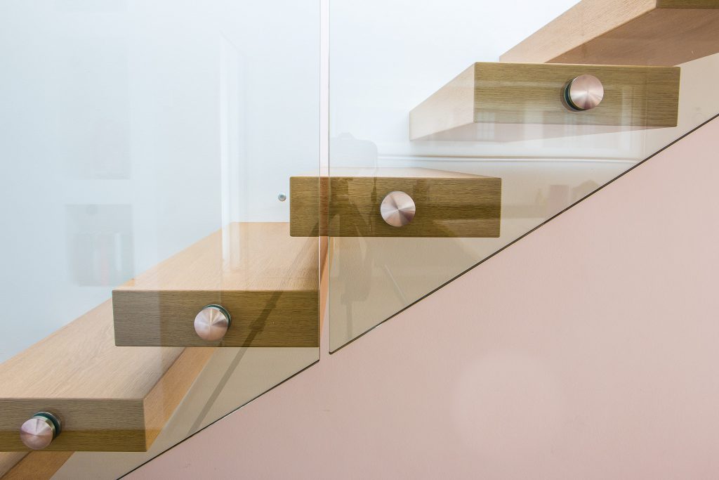 Scala con gradini a sbalzo in rovere