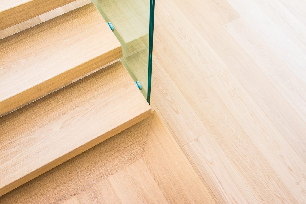Scala con gradini a sbalzo in rovere