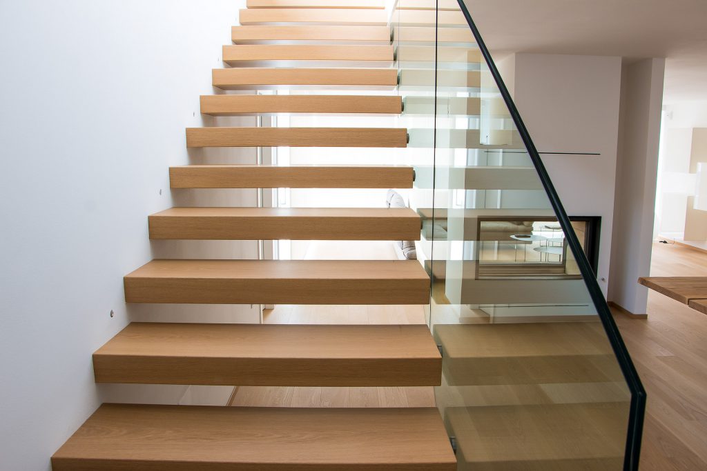 Scala con gradini a sbalzo in rovere