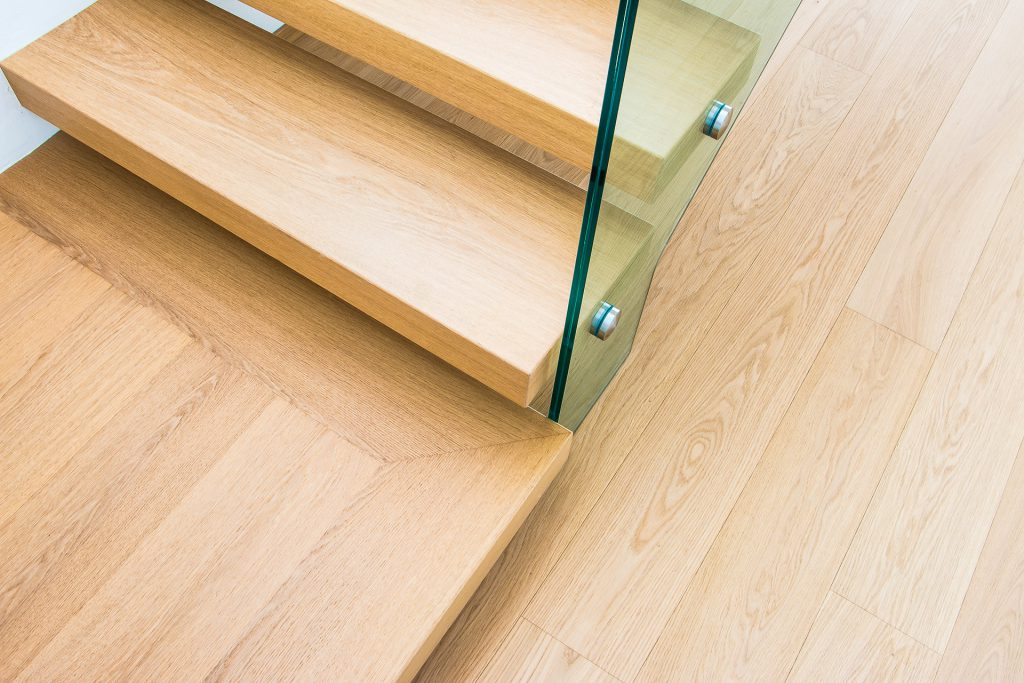Scala con gradini a sbalzo in rovere
