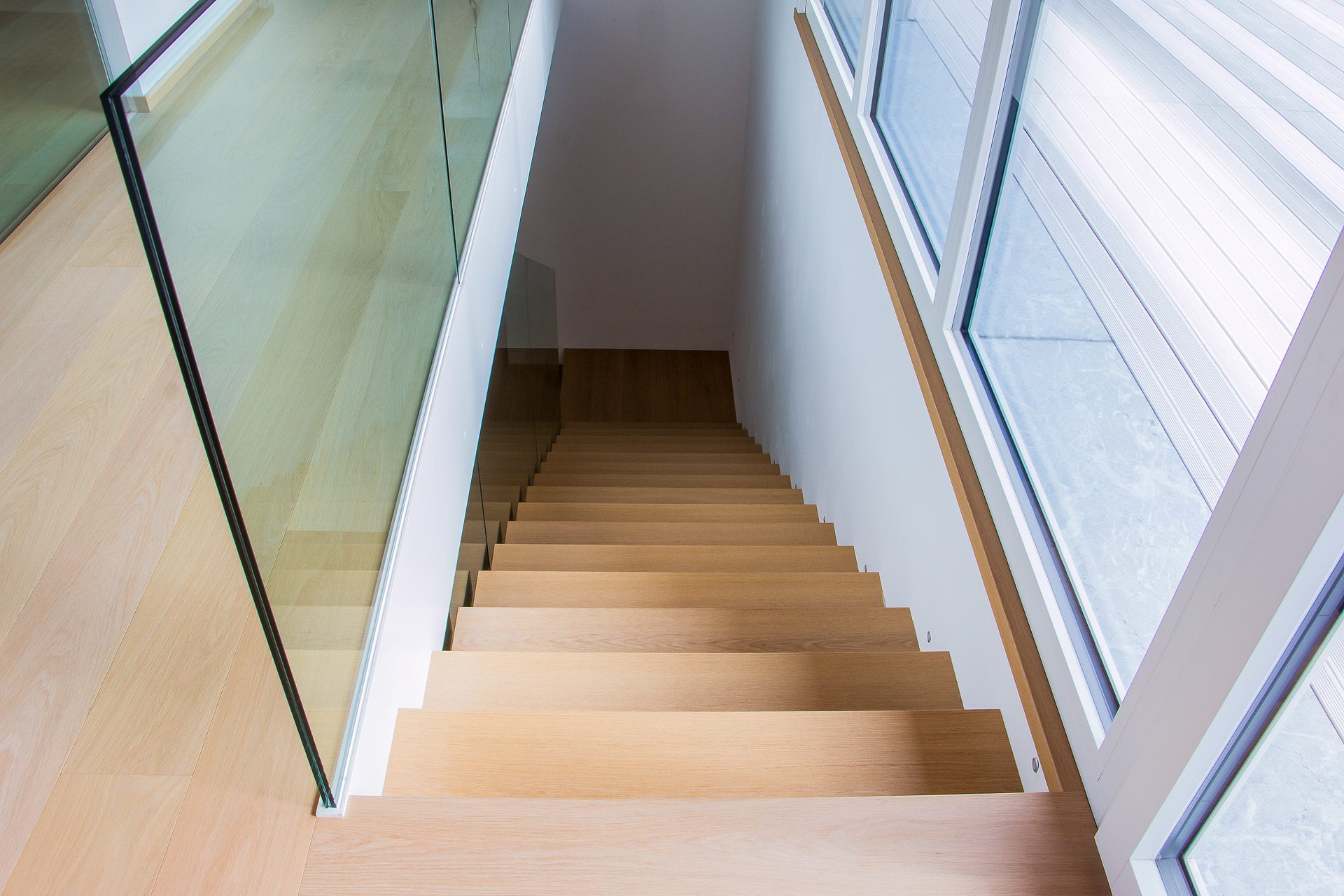 Scala con gradini a sbalzo in rovere