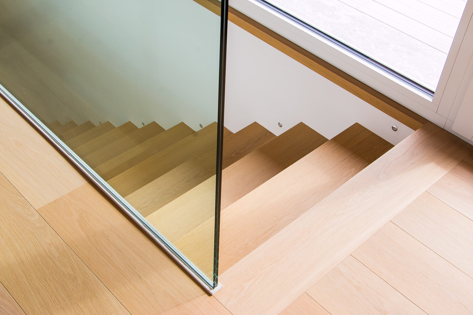 Scala con gradini a sbalzo in rovere