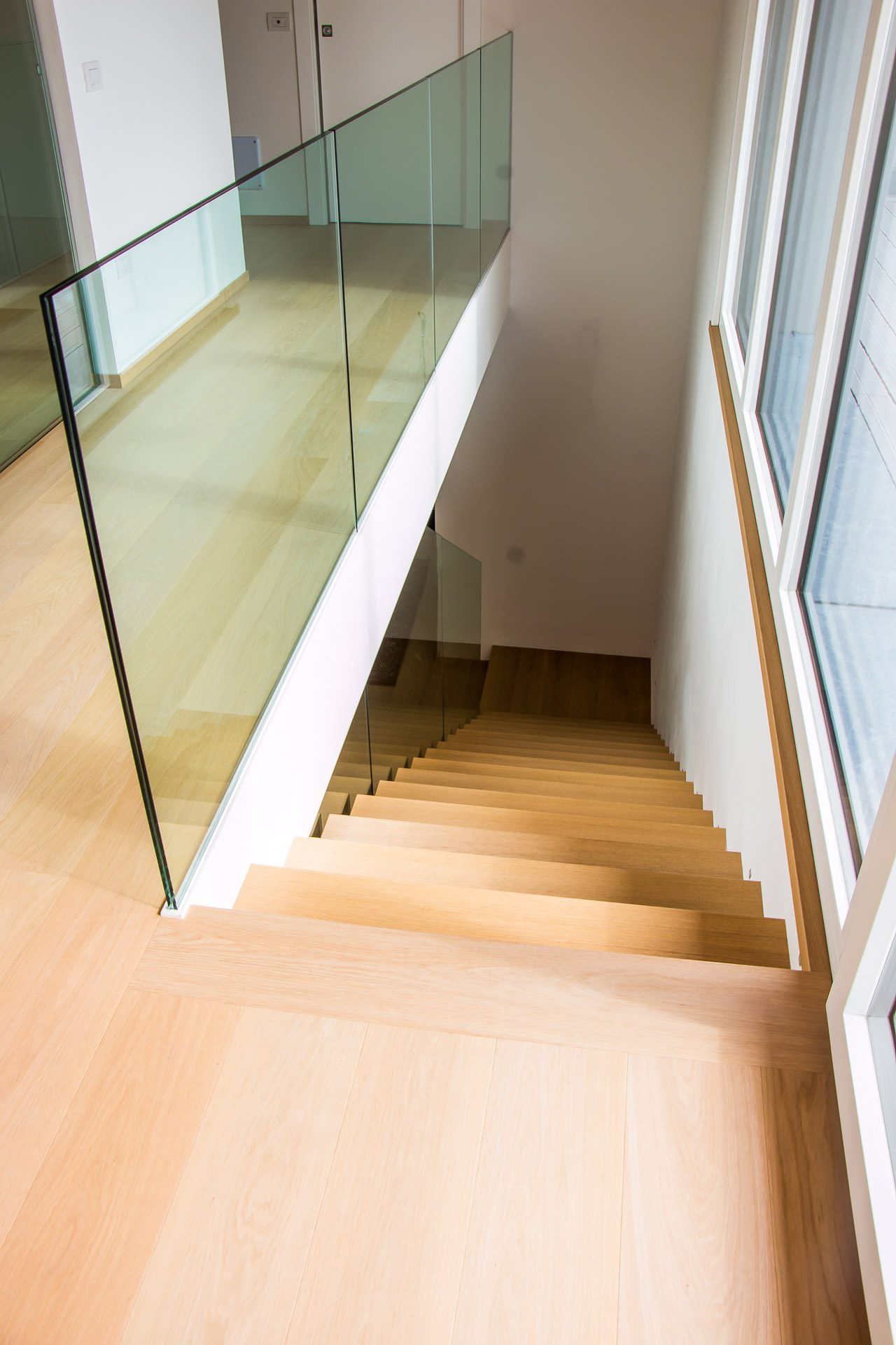Scala con gradini a sbalzo in rovere