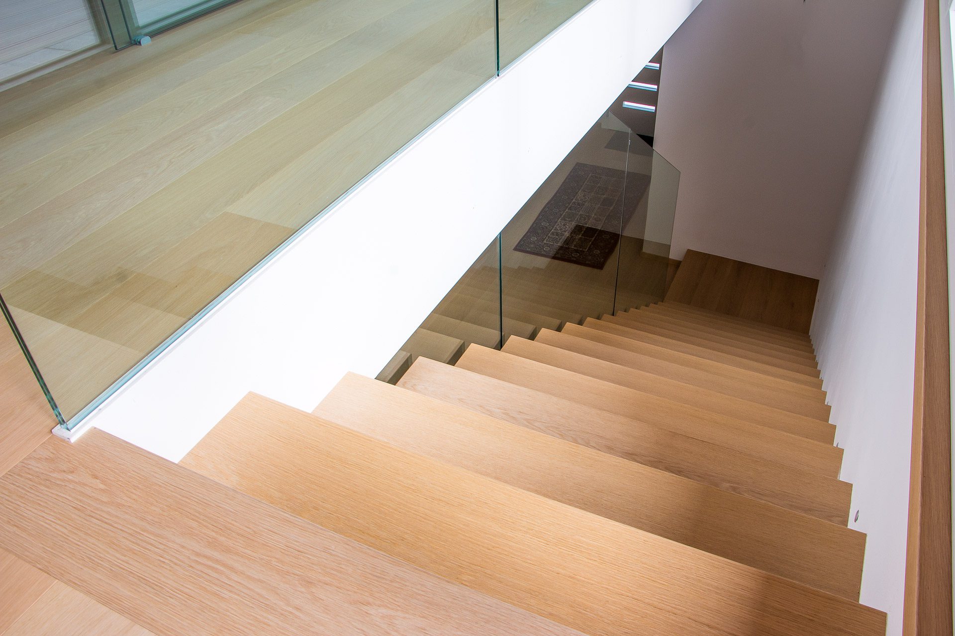 Scala con gradini a sbalzo in rovere