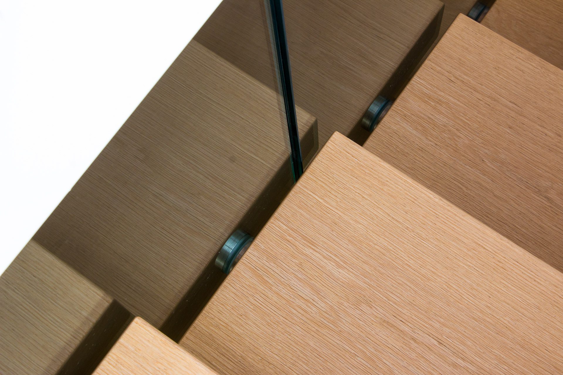 Scala con gradini a sbalzo in rovere