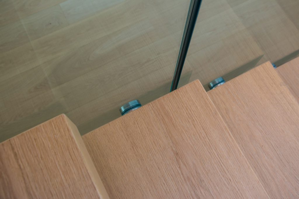 Scala con gradini a sbalzo in rovere