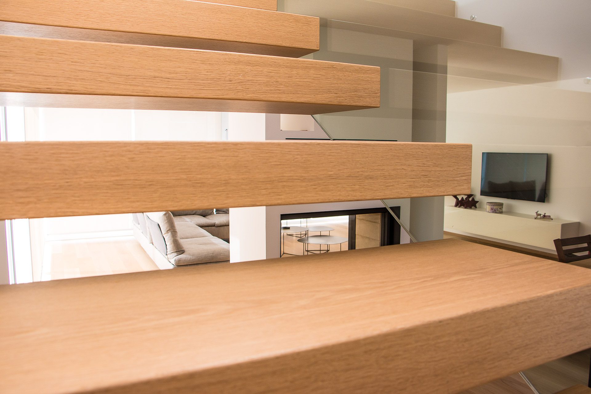 Scala con gradini a sbalzo in rovere