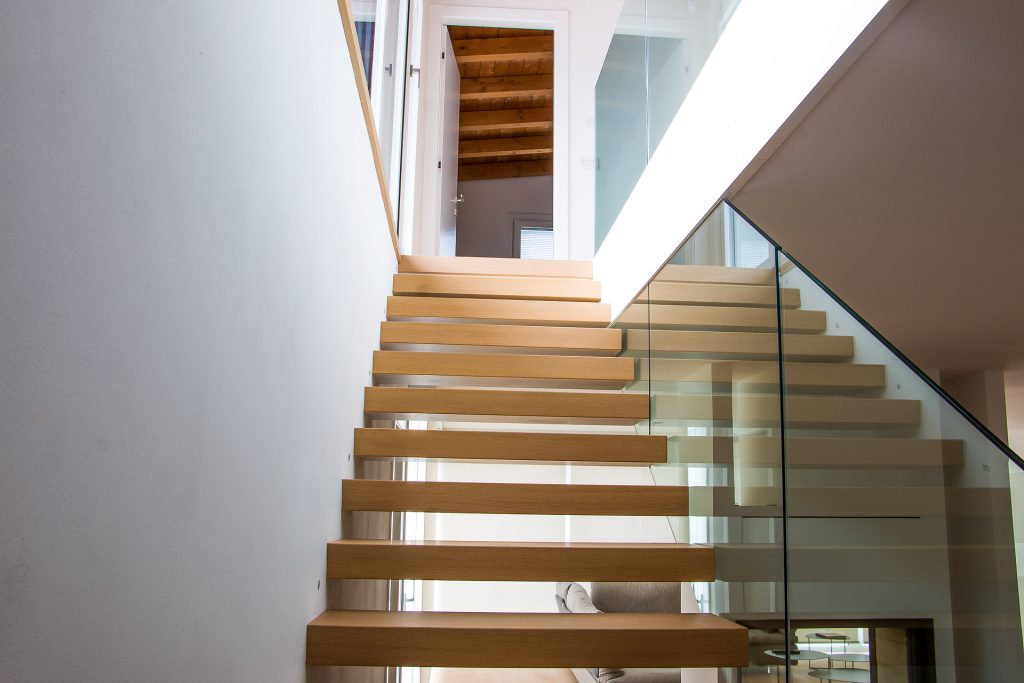 Scala con gradini a sbalzo in rovere